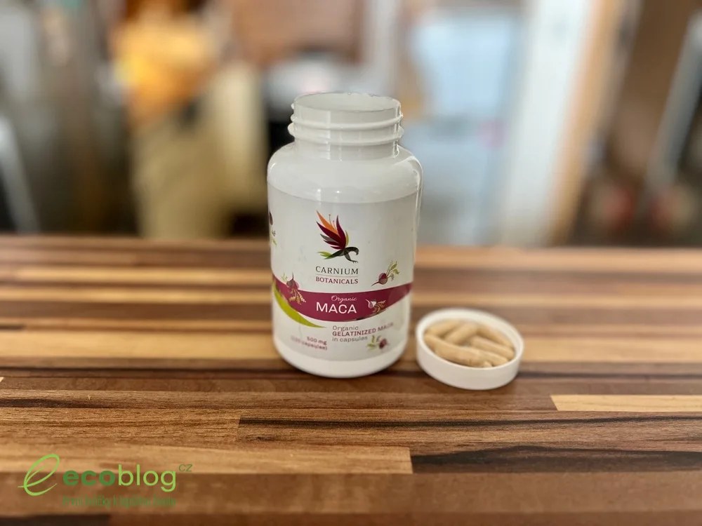 Carnium Botanicals BIO Želatinovaná Maca na drevenom stole
