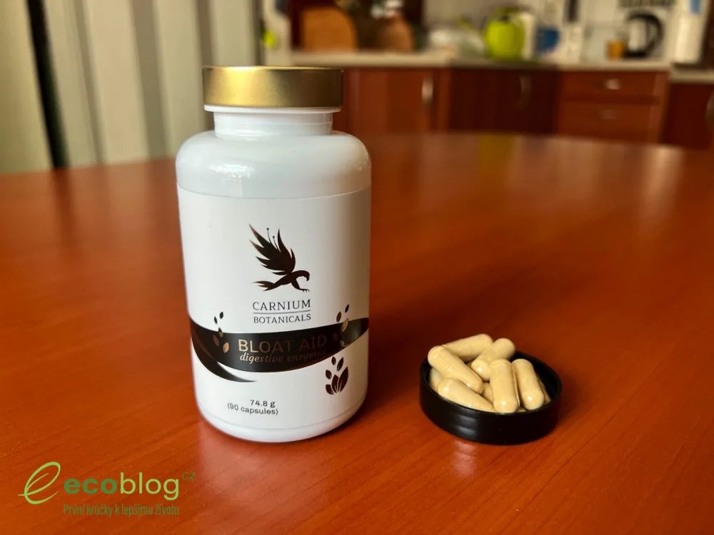 Krabička a dóza doplnku Bloat Aid od Carnium Botanicals na stole