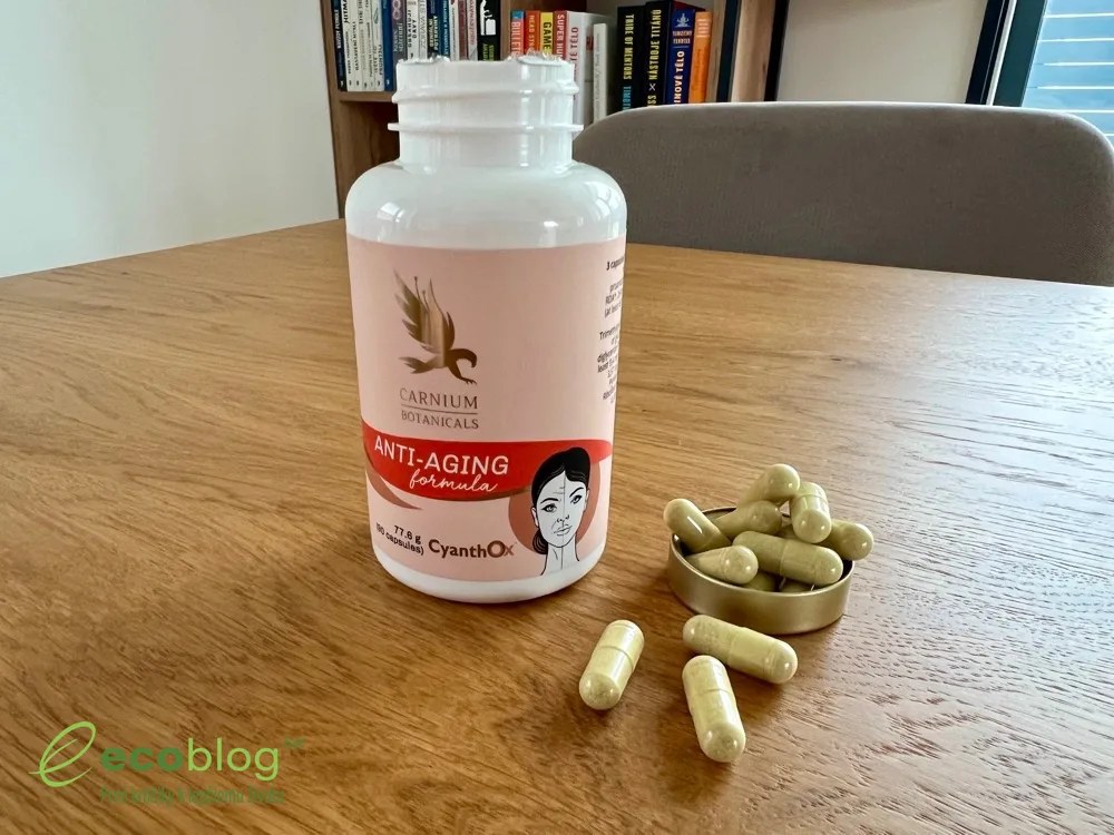 Anti-Aging Formula od Carnium Botanicals na stole pripravená na testovanie